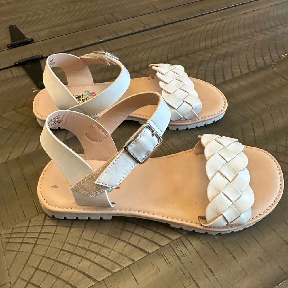 Girls dressy sandals, size 3 white braided flat open toe